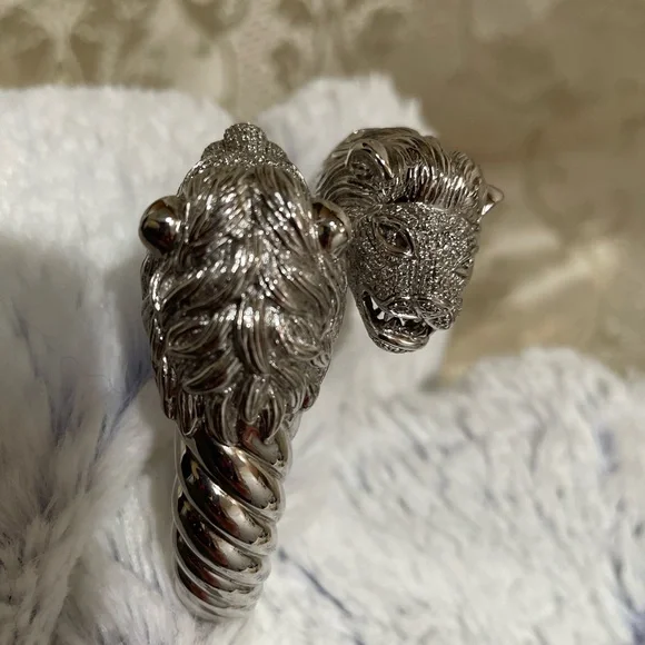 Sterling silver 925 Diamond accents Loins Heads bracelet Hefty in weight - Picture 3 of 11